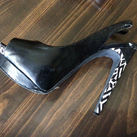 Preowned Black/White Jessica Simpson Peep toe 5’ high Size 7B - Picture 5 of 10